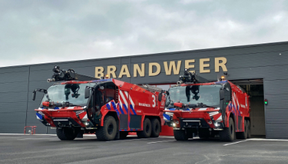 Twee bluswagens van brandweer Lelystad Airport